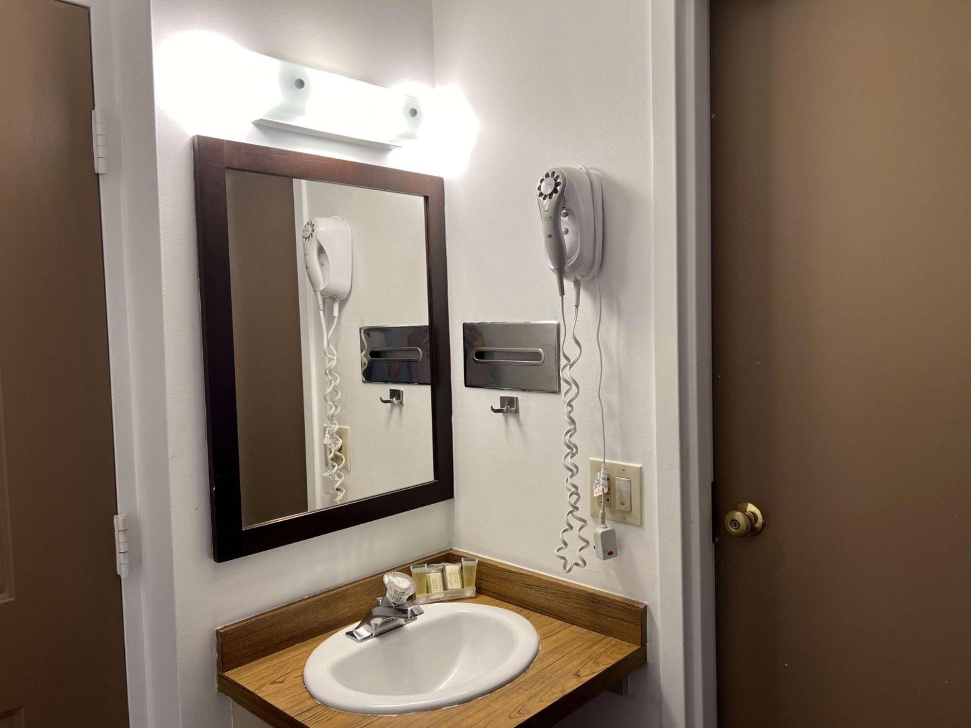 Travelodge By Wyndham הרשי מראה חיצוני תמונה